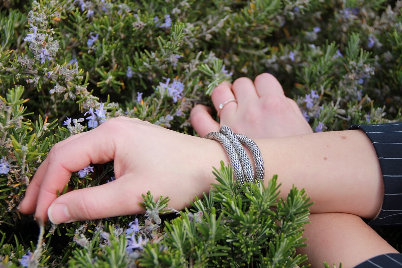 Nackt-oder-angezogen-BineLovesLife-Outfit-Details-gras