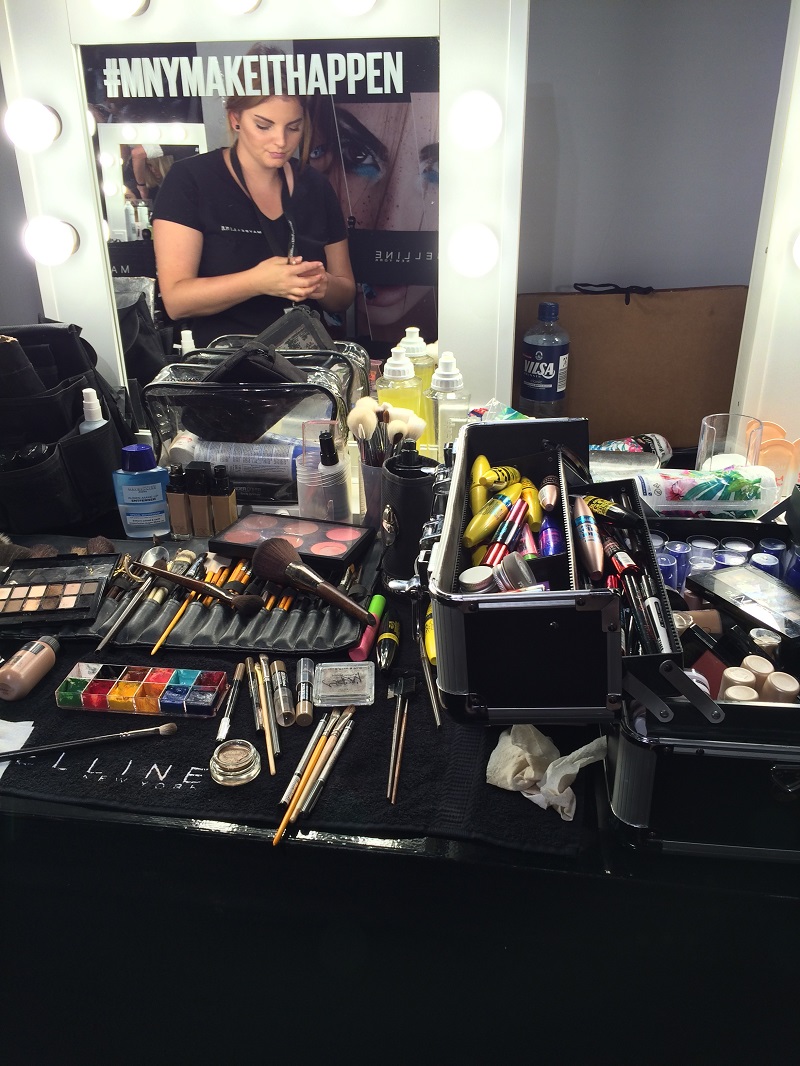 Fashion Week Berlin Backstage Maybelline Makeup Artist BineLovesLife