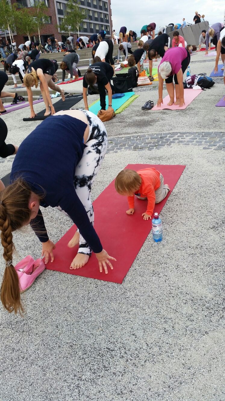 Yoga Sonnengruss Bedeutung Shakti Sunday mit Kind