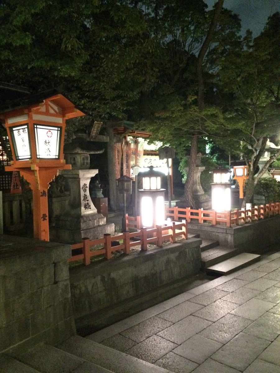 Yasaka-Jinja by night Kyoto Honeymoon BineLovesLife