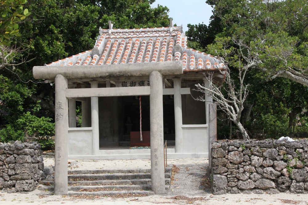 taketomi-island-ishigaki-temple-bineloveslife