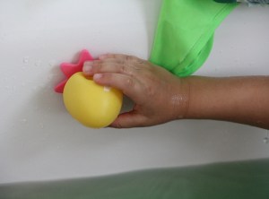 Okto Plantschis Badewannenspielzeug BineLovesLife