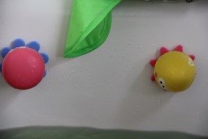 Okto Plantschis Badewannespielzeug Baby BineLovesLife