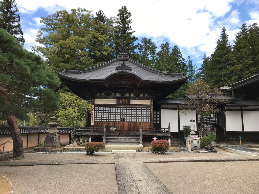 Tempelweg Takayama Shrine TravelTuesday BineLovesLife